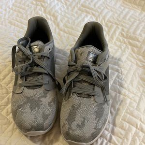 Avia Women's sneaker size 8